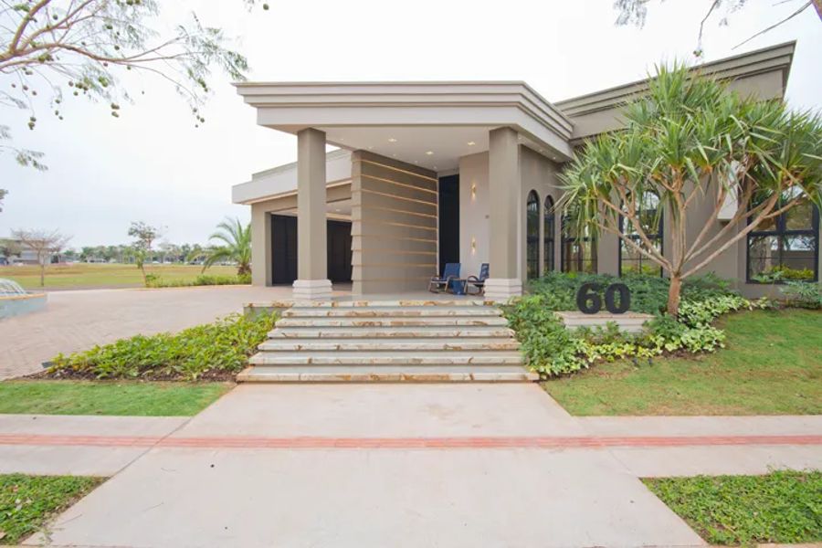 Escritório de arquitetura em Amambai MS: fachada de residência de alto padrão por Juliana Saraiva Escritório de arquitetura em Amambai MS: fachada de residência de alto padrão por Juliana Saraiva
