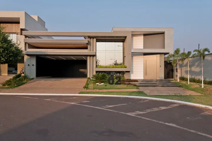 Projeto de arquitetura em Amambai MS: fachada de residência de alto padrão por Juliana Saraiva Projeto de arquitetura em Amambai MS: fachada de residência de alto padrão por Juliana Saraiva