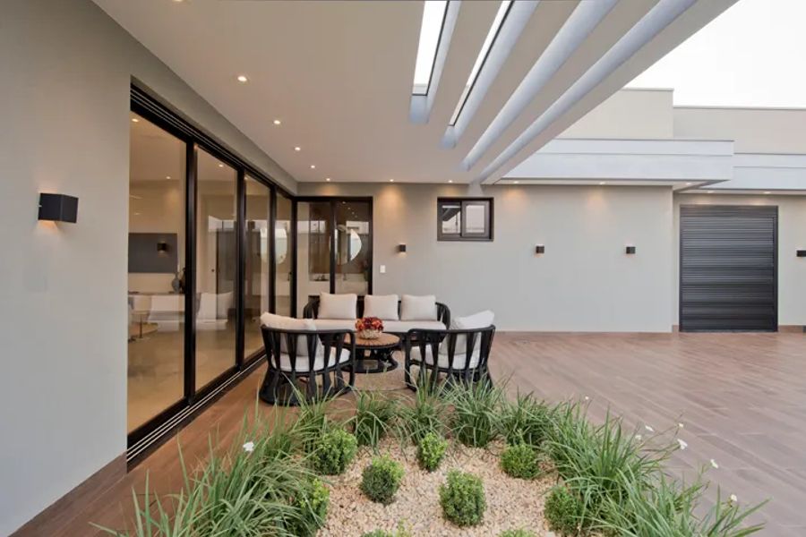 Escritório de arquitetura em Amambai MS: ambiente social com jardim interno de projeto residencial de alto padrão por Juliana Saraiva Escritório de arquitetura em Amambai MS: ambiente social com jardim interno de projeto residencial de alto padrão por Juliana Saraiva